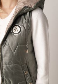 Born2be - Zielona Pikowana Kamizelka o Długim Kroju z Nieodpinanym Kapturem i Aplikacją Koretes. Okazja: na co dzień. Kolor: zielony. Materiał: prążkowany, poliester. Długość: długie. Wzór: aplikacja. Styl: casual #6