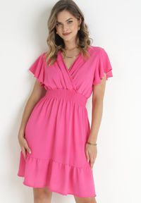 Born2be - Fuksjowa Sukienka Mini z Gumką w Pasie i Falbanką Senait. Kolor: różowy. Długość: mini