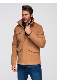 Ombre Clothing - Lekka kurtka męska z kieszeniami i wysokim kołnierzem – brązowa V5 - Rozmiar: M. Okazja: na co dzień. Typ kołnierza: kołnierzyk stójkowy. Kolor: brązowy. Materiał: syntetyk, materiał. Wzór: aplikacja. Styl: klasyczny, casual