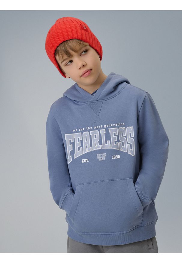 4f - 4F Bluza dresowa regular z kapturem chłopięca - niebieska 146 (10-11 lat). Okazja: na co dzień. Typ kołnierza: kaptur. Kolor: niebieski. Materiał: dresówka. Sezon: lato. Styl: klasyczny, casual