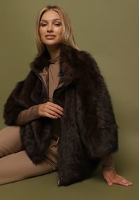 Born2be - Brązowa Kurtka Futerko na Suwak z Wysokim Kołnierzem i Rękawami 3/4 Lelvila. Okazja: na co dzień. Typ kołnierza: golf. Kolor: brązowy. Materiał: futro. Styl: casual, elegancki #6