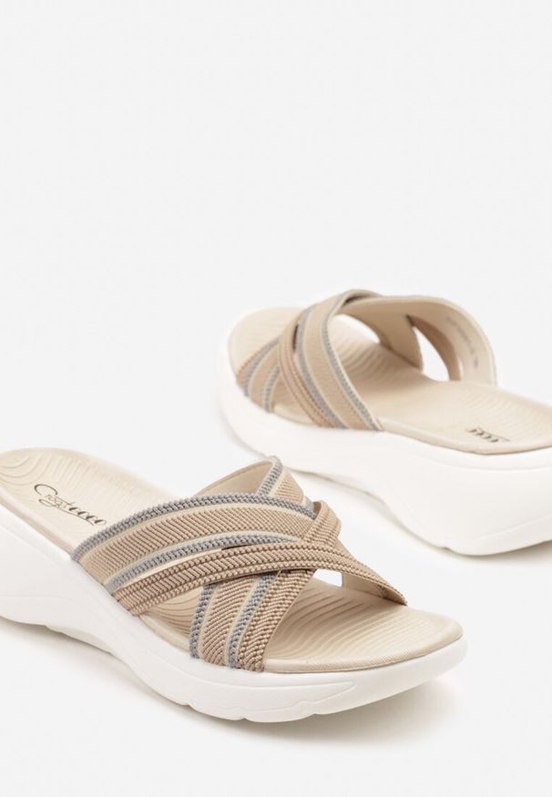 Born2be - Beżowe Klapki na Piankowym Koturnie z Tweedowymi Paskami Ulioviela. Okazja: na co dzień. Kolor: beżowy. Materiał: jeans. Wzór: paski. Obcas: na koturnie. Styl: elegancki, klasyczny, casual