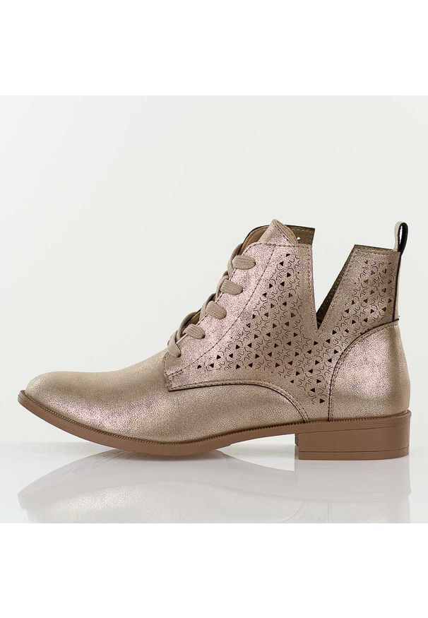 Złote ażurowe botki damskie Jezzi Mam65-112. Okazja: na co dzień. Kolor: złoty. Szerokość cholewki: normalna. Wzór: ażurowy. Materiał: skóra. Sezon: wiosna, jesień, lato. Obcas: na obcasie. Styl: casual, elegancki, boho, klasyczny. Wysokość obcasa: niski