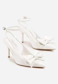 Renee - Białe Lakierowane Sandały na Szpilce Vices z Dużą Kokardką Bez Pięty Velozia. Okazja: na studniówkę, na sylwestra, na ślub cywilny, na wesele, do pracy, na spotkanie biznesowe. Zapięcie: sprzączka. Kolor: biały. Materiał: lakier. Obcas: na szpilce. Styl: wizytowy, biznesowy, elegancki #8