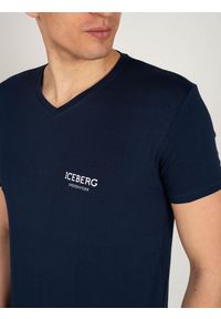 Iceberg T-shirt | ICE1UTS02 | Mężczyzna | Granatowy. Typ kołnierza: dekolt w kształcie V. Kolor: niebieski. Materiał: bawełna, elastan. Wzór: nadruk #4