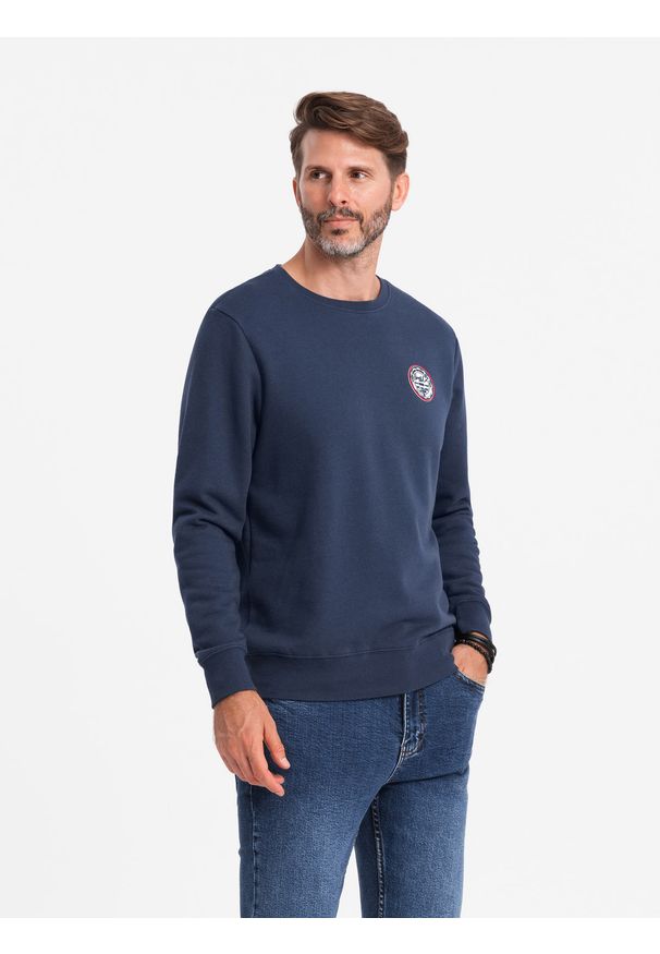 Ombre Clothing - Nierozpinana męska dresowa bluza z naszywką w stylu college – granatowa V2 - Rozmiar: XXL. Okazja: na uczelnię, na co dzień. Kolor: niebieski. Materiał: dresówka. Wzór: aplikacja. Styl: elegancki, casual, sportowy