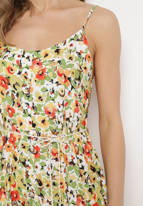 Born2be - Zielony Kombinezon w Kwiatowy Wzór z Szerokimi Nogawkami i Sznurkiem w Talii Celiana. Kolor: zielony. Materiał: wiskoza. Długość rękawa: na ramiączkach. Wzór: kwiaty. Sezon: lato. Styl: boho