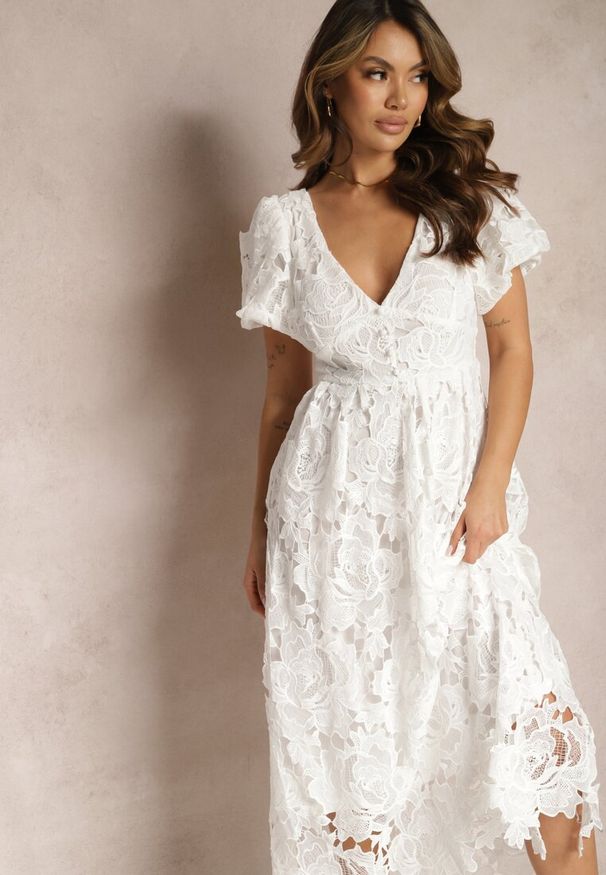 Renee - Biała Koronkowa Sukienka Koktajlowa z Głębokim Trójkątnym Dekoltem Wrenna. Kolor: biały. Materiał: koronka. Styl: wizytowy