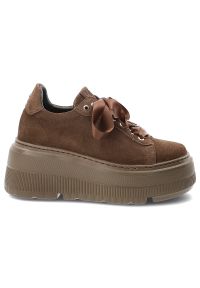 Czekoladowe Sneakersy Karino Damskie Buty Na Platformie. Okazja: na co dzień. Zapięcie: sznurówki. Kolor: brązowy. Materiał: zamsz, satyna, welur. Szerokość cholewki: normalna. Obcas: na platformie. Styl: casual, elegancki #4