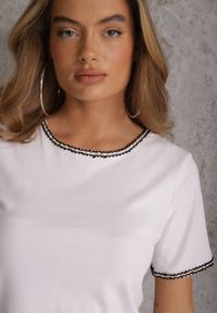 Renee - Biały T-shirt z Bawełny Zdobiony Lamówką z Metaliczną Nicią Petinope. Kolor: biały. Materiał: bawełna. Wzór: aplikacja #7