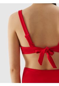 4f - Góra od bikini damska - czerwona. Kolor: czerwony. Materiał: dzianina, włókno, materiał, elastan, syntetyk. Wzór: jednolity