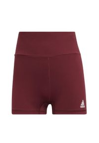 Spodenki damskie Adidas Yoga Essentials szorty dopasowane sportowe. Kolor: czerwony. Materiał: poliester, elastan