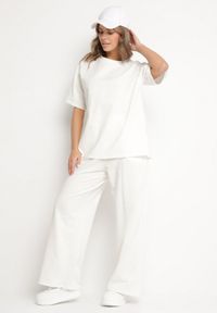 Born2be - Jasnobeżowy Bawełniany Komplet Szerokie Spodnie i T-shirt z Rozcięciami Norpio. Kolor: beżowy. Materiał: bawełna
