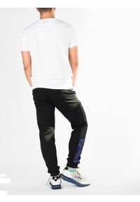 Bikkembergs Spodnie | C 1 59S GS E B074 | Mężczyzna | Czarny, Fioletowy. Okazja: na co dzień. Kolor: fioletowy, wielokolorowy, czarny. Materiał: bawełna, elastan. Wzór: nadruk, aplikacja, kolorowy. Styl: casual #7