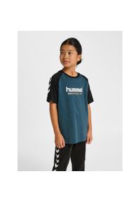 Koszulka z logo dla dzieci Hummel. Kolor: wielokolorowy, niebieski, zielony. Sport: joga i pilates #1