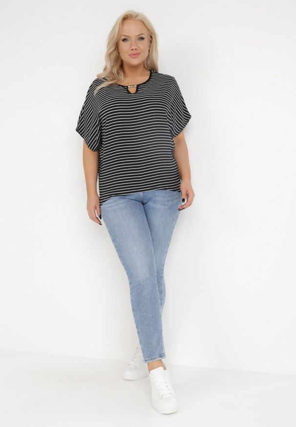 Born2be - Czarna Bluzka z Wiskozy Thessilla. Okazja: na co dzień. Kolor: czarny. Materiał: wiskoza. Długość rękawa: krótki rękaw. Długość: krótkie. Wzór: paski, aplikacja. Sezon: lato. Styl: casual
