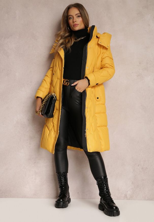 Renee - Żółta Kurtka Pikowana Długa z Paskiem i Saszetką Cythine. Kolor: żółty. Materiał: materiał. Długość rękawa: długi rękaw. Długość: długie