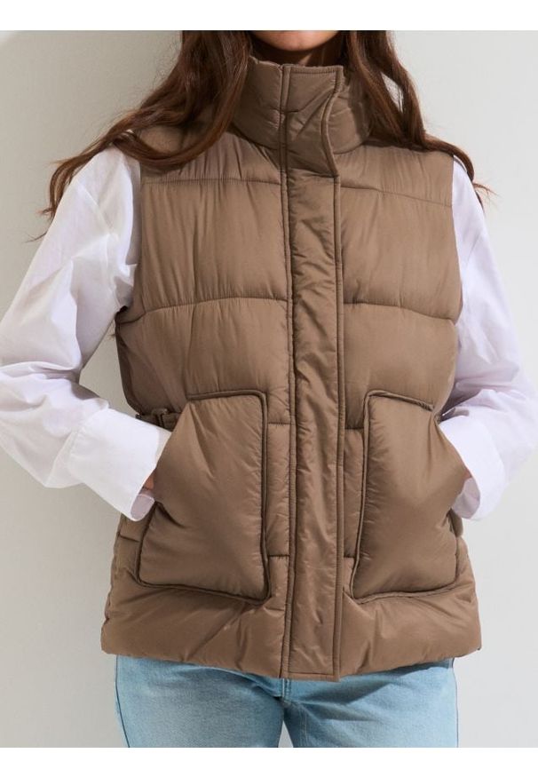 Sinsay - Pikowana kamizelka ze stójką - brązowy. Typ kołnierza: kołnierzyk stójkowy. Kolor: brązowy