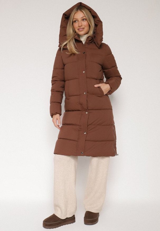 Born2be - Brązowa Pikowana Kurtka z Odpinanym Kapturem Ozdobiona Suwakami Zairens. Okazja: na spacer, na co dzień. Kolor: brązowy. Materiał: dzianina, jeans. Wzór: aplikacja. Styl: casual