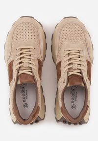 Renee - Ciemnobeżowe Zamszowe Sneakersy na Podeszwie Chunky z Perforowaną Cholewką Cezarlina. Okazja: na co dzień. Kolor: beżowy. Materiał: zamsz. Szerokość cholewki: normalna #7