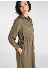 Lee - LEE 70s DRESS DAMSKA SUKIENKA KOSZULOWA OLIVE GREEN L50PJYNX 112111377. Typ sukienki: koszulowe