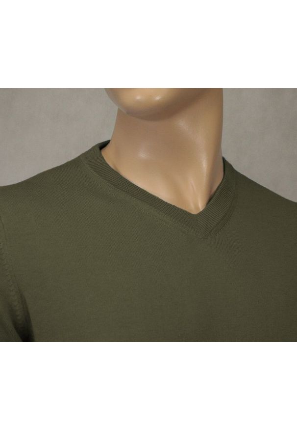 Sweter Oliwkowy w Serek (V-neck), Męski, Klasyczny, Elegancki -Adriano Guinari. Okazja: na co dzień, na spotkanie biznesowe, do pracy. Typ kołnierza: dekolt w serek. Kolor: oliwkowy. Materiał: bawełna. Styl: klasyczny, elegancki