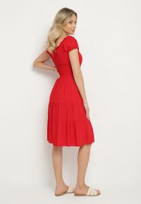 Born2be - Czerwona Bawełniana Rozkloszowana Sukienka z Guzikami i Bufiastymi Rękawami Annivi. Okazja: na co dzień. Kolor: czerwony. Materiał: bawełna. Styl: klasyczny, elegancki, casual #3