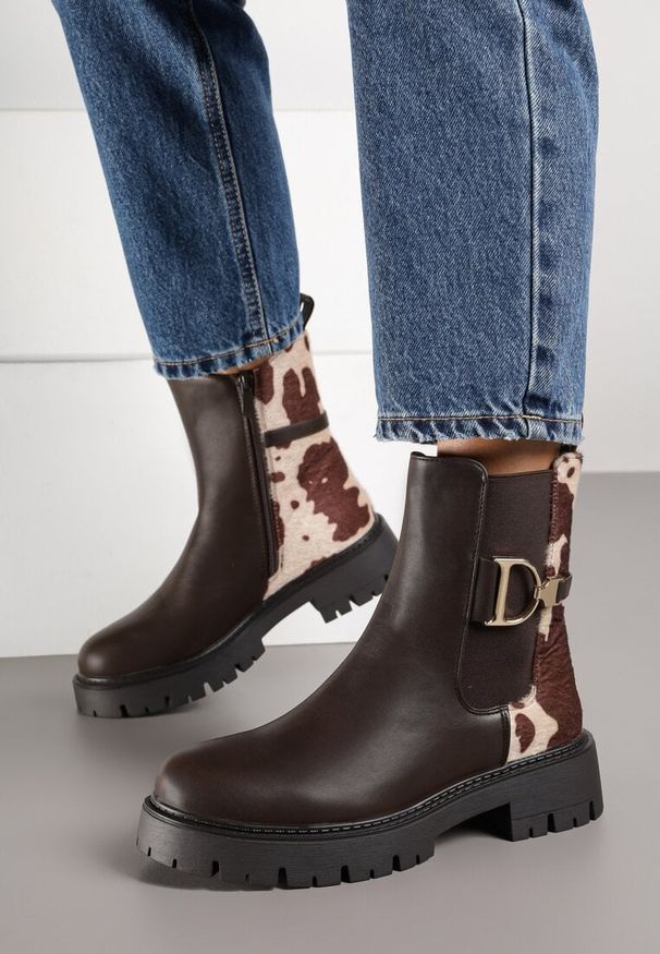 Renee - Brązowe Klasyczne Botki Sztyblety w Krowie Łaty Zdobione Metaliczną Aplikacją Laore. Okazja: na co dzień. Kolor: brązowy. Materiał: jeans. Wzór: aplikacja. Styl: klasyczny