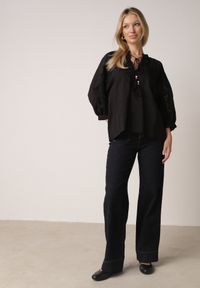 Born2be - Czarna Rustykalna Bluzka z Tencelu Ozdobiona Wiązaniem Koronką i Koralikami Sachi. Okazja: na co dzień. Kolor: czarny. Materiał: koronka. Długość rękawa: długi rękaw. Długość: długie. Wzór: aplikacja, koronka. Styl: casual #5