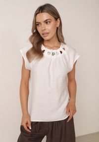 Born2be - Biała Wiskozowa Bluzka w Stylu Boho z Aplikacją z Imitacji Kamieni Rosunte. Okazja: na co dzień. Kolor: biały. Materiał: wiskoza. Długość: długie. Wzór: aplikacja. Styl: boho #3