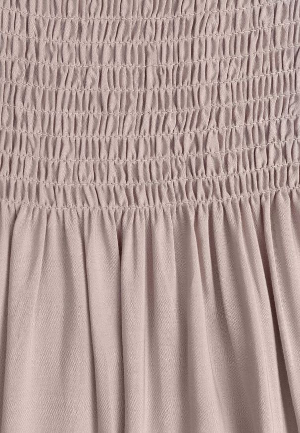 Renee - Jasnobeżowa Letnia Sukienka z Bawełny o Fasonie Hiszpanki z Rozkloszowanymi Falbanami Lorania. Okazja: na co dzień. Typ kołnierza: dekolt hiszpanka. Kolor: beżowy. Materiał: bawełna. Wzór: aplikacja. Sezon: lato. Styl: elegancki, casual