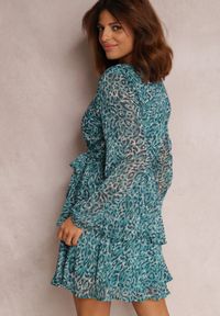 Renee - Niebieska Sukienka Oreithinca. Typ kołnierza: dekolt kopertowy, typu klepsydra. Kolor: niebieski. Materiał: tkanina, materiał. Długość rękawa: długi rękaw. Wzór: nadruk. Typ sukienki: kopertowe #3