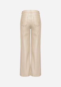 Born2be - Beżowe Spodnie o Szerokim Kroju z Wysokim Stanem z Ekoskóry Enadria. Okazja: na co dzień. Stan: podwyższony. Kolor: beżowy. Sezon: zima. Styl: casual, klasyczny, elegancki #6