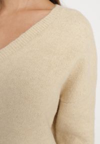 Born2be - Beżowy Sweter z Wiskozą oraz Kaszmirem Nelilena. Okazja: na co dzień. Kolor: beżowy. Materiał: kaszmir, wiskoza. Długość rękawa: długi rękaw. Długość: długie. Styl: casual, elegancki #3