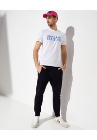 Versace Jeans Couture - VERSACE JEANS COUTURE - Biały t-shirt z niebieskim logo. Okazja: na co dzień. Kolor: biały. Materiał: bawełna. Wzór: aplikacja. Styl: casual