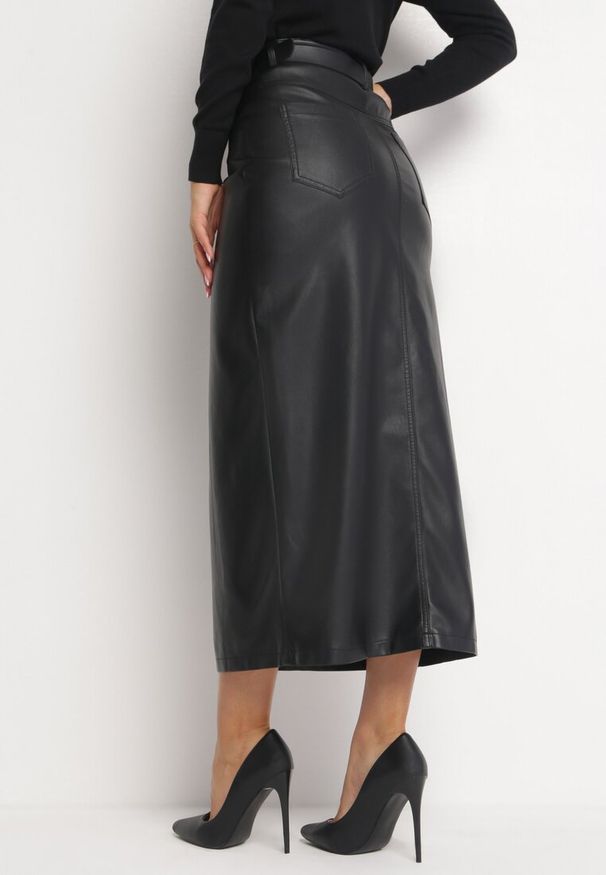 Born2be - Czarna Spódnica Maxi z Ekoskóry o Ołówkowym Kroju z Rozcięciem Jile. Okazja: na co dzień. Kolor: czarny. Styl: casual, elegancki