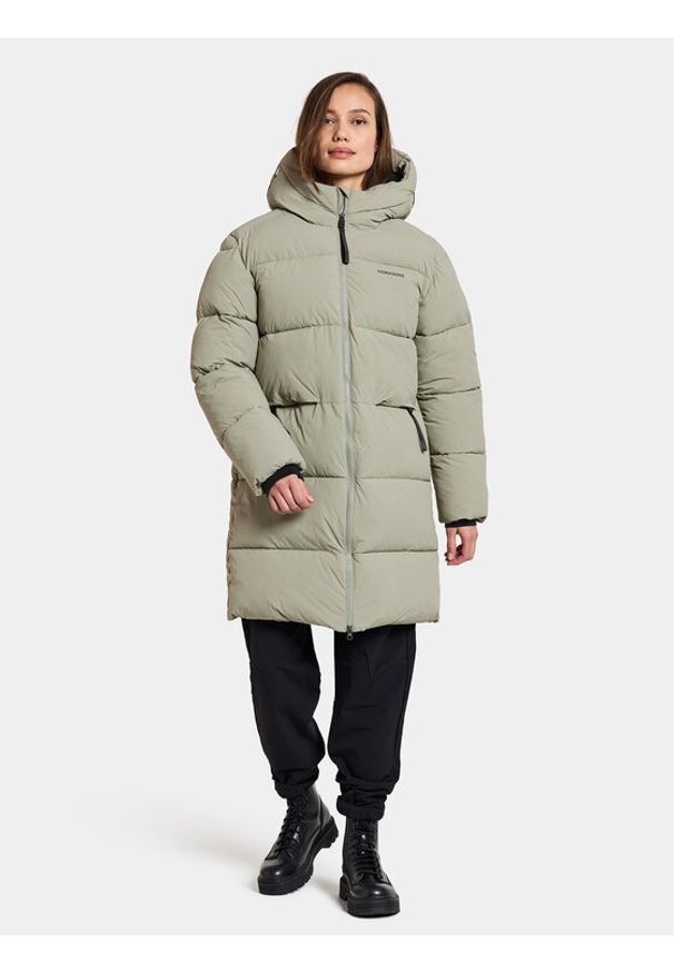 Didriksons Płaszcz zimowy Nomi Wns Parka 3 504832 Zielony Regular Fit. Kolor: zielony. Materiał: syntetyk. Sezon: zima