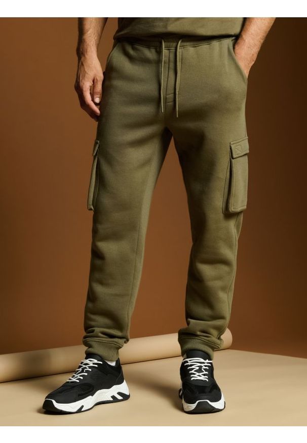 Sinsay - Spodnie tapered fit - khaki. Kolor: brązowy