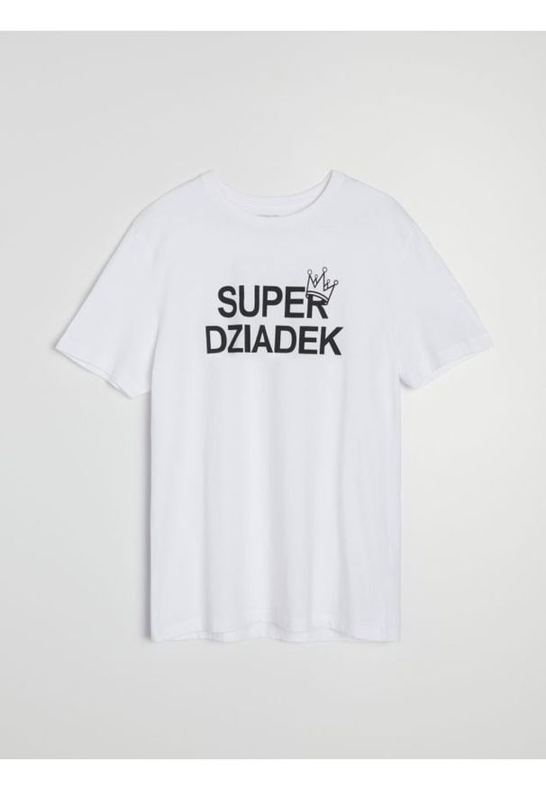 Sinsay - Bawełniana koszulka z napisem na dzień dziadka - biały. Kolor: biały. Materiał: bawełna. Wzór: napisy