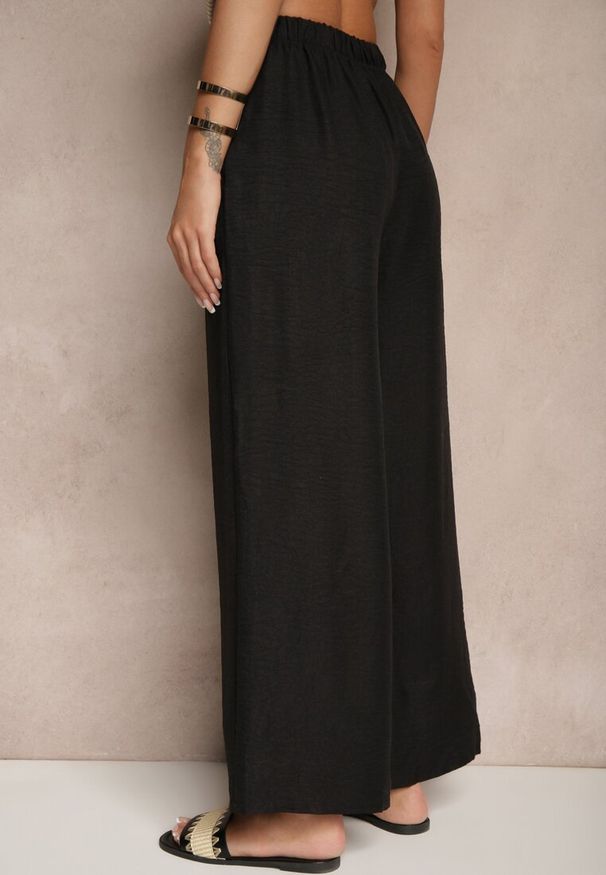 Renee - Czarne Spodnie Typu Palazzo High Waist o Szerokim Kroju Arathira. Okazja: na co dzień, na imprezę. Stan: podwyższony. Kolor: czarny. Materiał: jedwab. Długość: długie. Styl: elegancki, casual