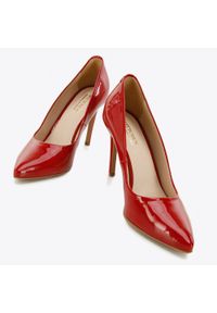 Wittchen - Szpilki ze skóry lakierowanej klasyczne czerwone. Okazja: na co dzień, na ślub cywilny, na wesele. Kolor: czerwony. Materiał: lakier, skóra. Obcas: na szpilce. Styl: klasyczny. Wysokość obcasa: wysoki #9