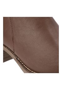 Brązowe Botki Hee Skórzane Kowbojki Damskie. Okazja: na co dzień. Kolor: brązowy. Materiał: skóra. Sezon: zima, jesień. Obcas: na obcasie. Styl: casual, elegancki. Wysokość obcasa: średni #4