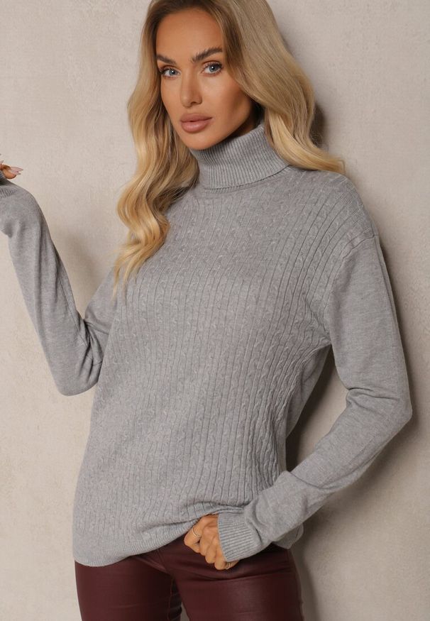 Renee - Szary Prążkowany Golf z Bawełną o Klasycznym Kroju Inoriaea. Okazja: na spotkanie biznesowe, do pracy. Typ kołnierza: golf. Kolor: szary. Materiał: bawełna, prążkowany. Długość rękawa: długi rękaw. Długość: długie. Styl: klasyczny
