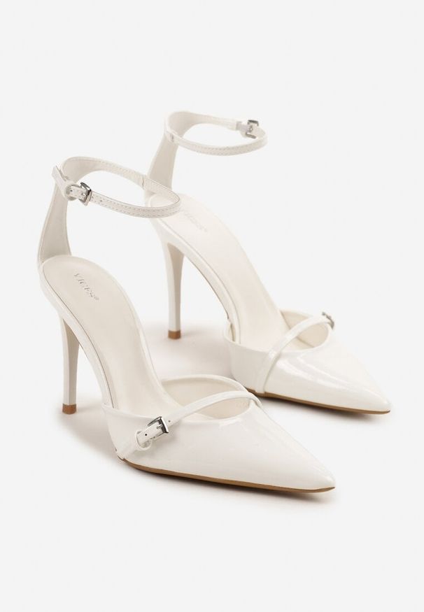 Renee - Białe Szpilki Vices z Lakierowanym Połyskiem i Ozdobną Sprzączką Tilonea. Okazja: na co dzień, na spotkanie biznesowe, na randkę. Nosek buta: szpiczasty. Zapięcie: sprzączka. Kolor: biały. Materiał: lakier. Obcas: na szpilce. Styl: elegancki, biznesowy, casual. Wysokość obcasa: średni