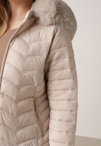 Born2be - Jasnobeżowa Pikowana Kurtka Przejściowa z Kapturem i Ściągaczami po Bokach Fezika. Okazja: na spacer, na co dzień. Typ kołnierza: kaptur. Kolor: beżowy. Materiał: futro, poliester, jeans. Styl: casual #7