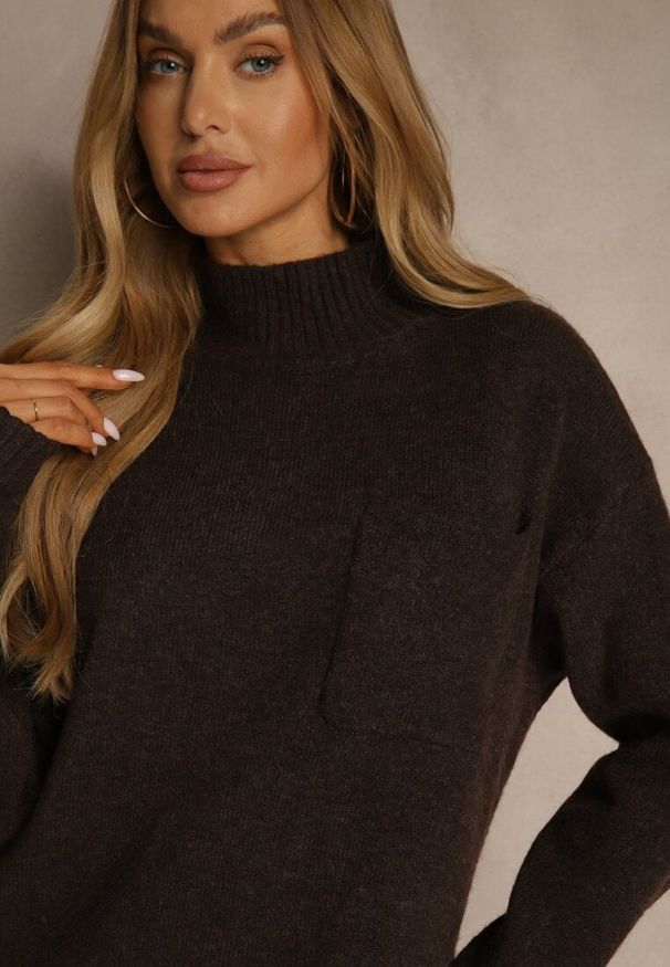 Renee - Brązowa Sukienka z Półgolfem z Dzianiny z Wiskozą i Dodatkiem Wełny Nessla. Okazja: na co dzień. Kolor: brązowy. Materiał: dzianina, wełna, wiskoza. Styl: casual, elegancki