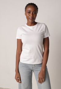 Born2be - Biały Bawełniany T-shirt w Klasycznym Stylu Nedila. Kolor: biały. Materiał: bawełna. Długość: długie. Styl: klasyczny #5