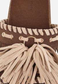 Born2be - Brązowe Klapki w Stylu Boho Zdobione Frędzlami Stavania. Okazja: na co dzień. Kolor: brązowy. Materiał: jeans. Wzór: aplikacja. Sezon: lato. Styl: boho #7