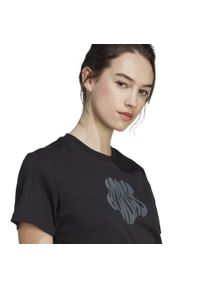 Koszulka z krótkim rękawem damska Adidas Gym & Pilates. Kolor: czarny. Materiał: włókno, materiał, bawełna. Długość rękawa: krótki rękaw. Długość: krótkie. Sport: joga i pilates
