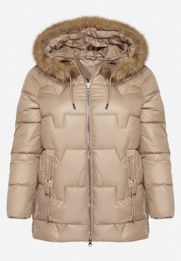 Born2be - Brązowa Kurtka z Pikowanymi Przeszyciami i Kapturem z Futrem Azinga. Okazja: na spacer. Typ kołnierza: golf. Kolekcja: plus size. Kolor: brązowy. Materiał: futro. Styl: elegancki